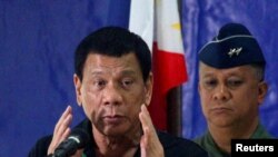 រូបឯកសារ៖ លោក​ Rodrigo Duterte ប្រធានាធិបតី​ហ្វីលីពីន ថ្លែង​ទៅ​កាន់​កង​ទាហាន​ក្នុង​អំឡុង​ដំណើរ​ទស្សនកិច្ច​នៅ​បន្ទាយ​ទាហានមួយ នៅភាគ​ខាង​ត្បូង​ប្រទេស​ហ្វីលីពីន កាលពីថ្ងៃទី២៧ ខែមករា ឆ្នាំ២០១៧។