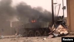 지난 2018년 6월 말리 북부 가오에서 폭탄 공격으로 군용 차량에 불이 붙었다. (자료사진)