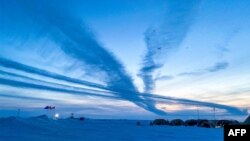 Jet tempur F-22 milik Komando Pertahanan Udara Amerika Utara (NORAD), mencegat formasi pesawat pengebom Rusia Tu-142 di lepas pantai Alaska, 9 Maret 2020. (Photo by Handout / NORAD / AFP)