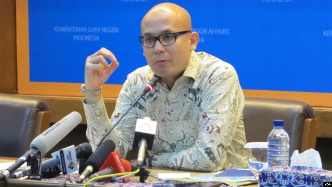 Juru bicara kementerian Luar Negeri Indonesia Arrmanatha Nasir, dalam jumpa pers di kantornya. (Foto: VOA/Fathiyah)