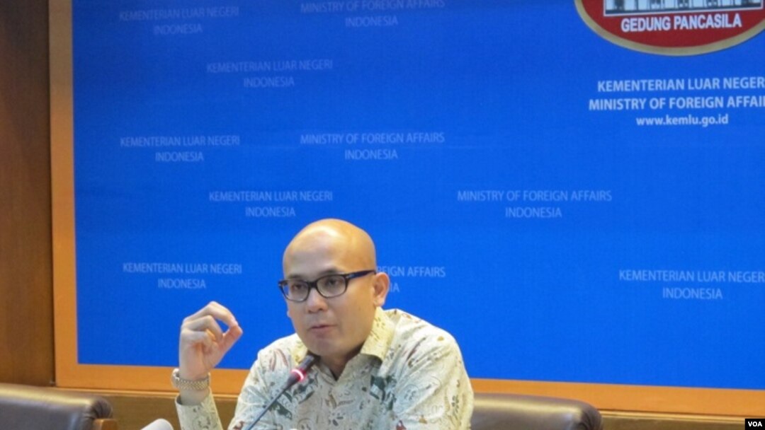 Juru bicara kementerian Luar Negeri Indonesia Arrmanatha Nasir, dalam jumpa pers di kantornya, 28 Maret 2016 (Foto: VOA/Fathiyah)