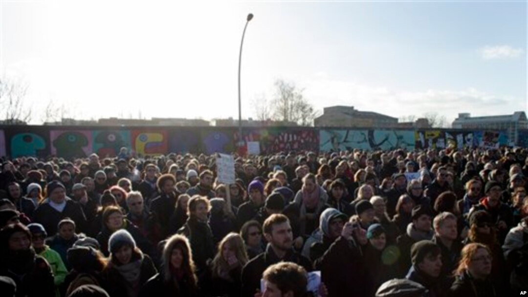 Hiljade ljudi protestuju kod istočne strane nekadašnjeg Berlinskog zida. 
