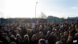 Ribuan orang berdemonstrasi di depan East Side Gallery, bagian Tembok Berlin, yang akan dihancurkan untuk pembangunan gedung apartemen mewah (foto, 3/3/2013).