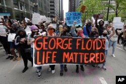 Demonstranti sa sloganom "Život Floyda je bio važan" marširaju u Chicagu, 30. maja 2020. (Foto: AP/Nam Y. Huh)