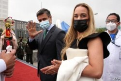 El líder opositor venezolano Leopoldo López y su esposa Lilian Tintori llegan a la Asamblea Nacional para asistir a la toma de posesión del presidente electo de Ecuador, Guillermo Lasso, en Quito, el 24 de mayo de 2021.