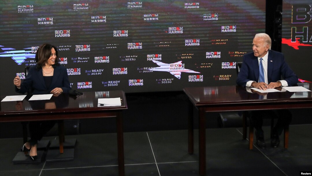 Demokratski predsednički kandidat Džo Bajden i senatorka Kamala Haris, njegova potpredsednica, potpisuju dokumenta potrebna da zvanično prime nominaciju svoje stranke, u Delaveru, 14. avgusta 2020. 