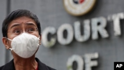 Maria Ressa, CEO dan Editor Eksekutif Rappler, situs berita online Filipina, mengenakan masker saat memberikan keterangan kepada wartawan di luar Pengadilan Banding Pajak di Manila, Filipina, Kamis, 4 Maret 2021. 