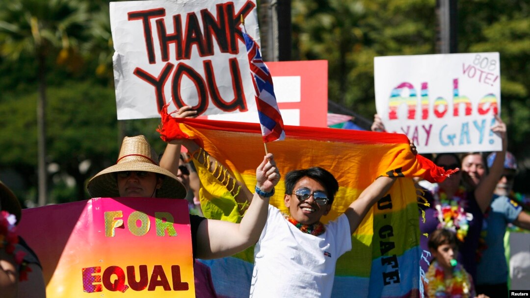 Para pendukung pernikahan sesama jenis merayakan persetujuan Senat negara bagian Hawaii ata pernikahan tersebut pada November 2013. (Reuters/Hugh Gentry)