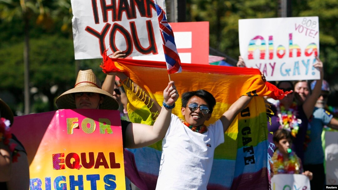 Para pendukung pernikahan gay di Hawaii merayakan kemenangan mereka saat senat negara bagian tersebut meloloskan RUU pernikahan sesama jenis di wilayah tersebut di Honolulu (12/11).