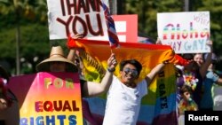 Para pendukung pernikahan gay di Hawaii merayakan kemenangan mereka saat senat negara bagian tersebut meloloskan RUU pernikahan sesama jenis di wilayah tersebut di Honolulu (12/11).