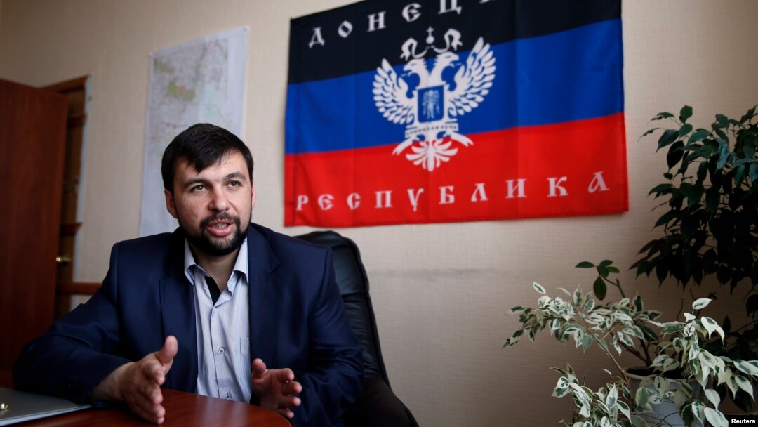 Denis Pushilin, ketua kelompok separatis pro-Rusia memberikan keterangan pers di Donetsk, Senin (12/5). 