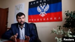 Denis Pushilin, ketua kelompok separatis pro-Rusia memberikan keterangan pers di Donetsk, Senin (12/5). 