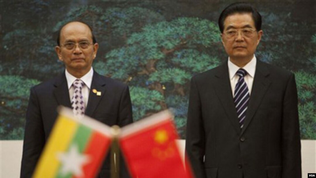 Presiden Tiongkok Hu Jintao menyambut Presiden Birma Thein Sein dalam upacara di Beijing (27/5).