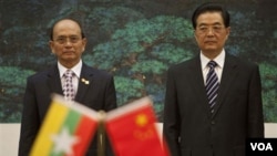 Presiden Tiongkok Hu Jintao menyambut Presiden Birma Thein Sein dalam upacara di Beijing (27/5).