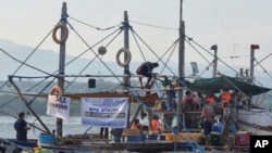 菲律宾民间组织人士周三(2024年5月15日)准备乘船驶向该国附近由中国控制的环礁“斯卡伯勒浅滩”（Scarborough Shoal，中国称黄岩岛）（菲律宾民间活动人士提供照片）