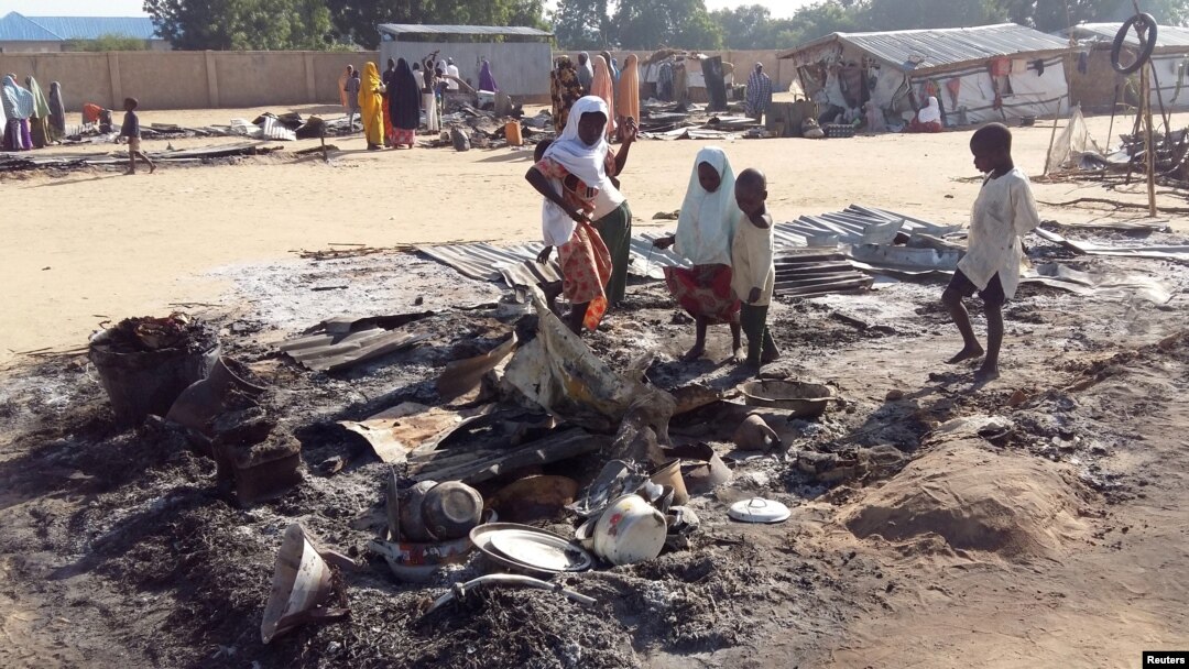 Abantu ahari ikambi y'abateshejwe ingo zabo haturiwe na Boko Haram i Dalori, muri Nigeria