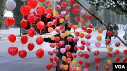 Seorang penjaja balon menjual balon-balon berbentuk "hati" atau cinta menjelang Valentine's Day di Lahore, Pakistan (foto: ilustrasi).