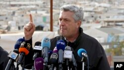 El jefe de refugiados de Estados Unidos, Filippo Grandi, habla con la prensa durante una visita al campo de refugiados sirios de Zaatari, en Mafraq, Jordania, el 12 de febrero de 2018.