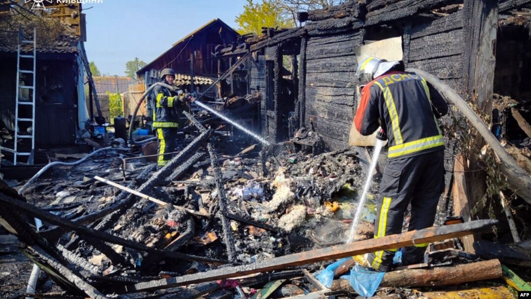 Vatrogasci na metsu napada u regionu Kijeva, (Foto: Handout / UKRAINIAN EMERGENCY SERVICE / AFP)