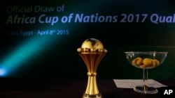 Le trophée de la Coupe d'Afrique des Nations (CAN) est exposée lors de l'élection du Gabon pour accueillir l’édition 2017 de la CAN, au Caire, Egypte, 8 avril 2015. 