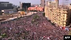 Dhjetra mijëra njerëz mblidhen në qendër të Kairos për protesta