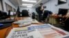 La última edición impresa del periódico El Nuevo Diario descansa sobre un escritorio en la sala de redacción de Managua, Nicaragua, el miércoles 27 de septiembre de 2019. (Foto AP/Alfredo Zúñiga)