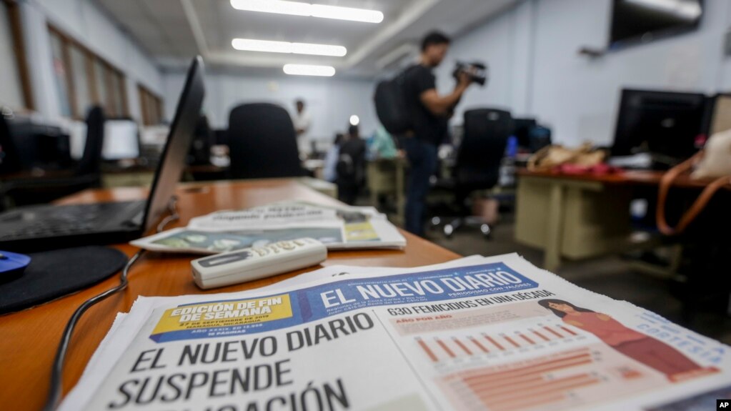 La última edición impresa del periódico El Nuevo Diario descansa sobre un escritorio en la sala de redacción de Managua, Nicaragua, el miércoles 27 de septiembre de 2019. (Foto AP/Alfredo Zúñiga)