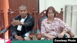 Terdakwa Suzethe Margaret (kanan) dan pengacara Alfonsus Atu Kota (kiri) dalam sidang putusan di Bogor, Rabu, 5 Februari 2020. (Foto courtesy: Alfonsus Atu Kota)