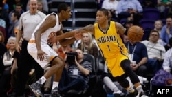 Joe Young, à droite, face à Brandon Knight lors d'un match entre les Indiana Pacers et les Phoenix Suns, USA, le 19 janvier 2016.