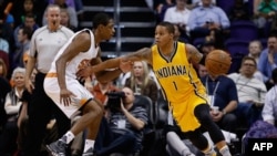 Joe Young des Indiana Pacers, à gauche, face à Brandon Knight des Phoenix Suns, USA, le 19 janvier 2016.