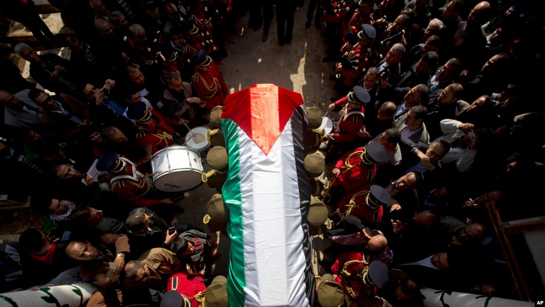 Anggota pasukan keamanan Palestina membawa jenazah Mentor Ziad Abu Ain ke tempat pemakaman Ramallah, Tepi Barat (11/12)