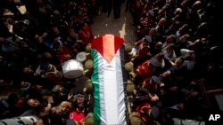 សមាជិក​នៃ​កងសន្តិសុខជាតិ​ Palestine ​លី​សាកសព​របស់​លោក​ Ziad Abu Ain ​សមាជិក​នៃ​គណៈរដ្ឋមន្រ្តី​ Palestine ​នៅក្នុង​ពិធីបុណ្យ​សព​របស់លោក​នៅក្នុង​ទីក្រុង​ Ramallah ​កាលពី​ថ្ងៃទី១១ ​ខែធ្នូ ​ឆ្នាំ២០១៤។​