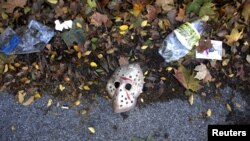 Una máscara de Halloween junta a botellas vacías y basura en las afueras del estadio Madrid Arena, donde 4 chicas murieron durante una megafiesta de Halloween.