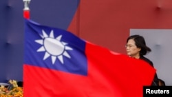 资料照：台湾总统蔡英文和台湾旗帜 