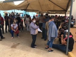 Bajo una carpa y un fuerte calor, la espera es larga en el centro de vacunación contra COVID-19 en BanZul, Maracaibo, Venezuela, el 29 de julio de 2021. Foto cortesía.