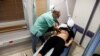 Pasien yang menderita Long COVID menjalani pemeriksaan di di klinik khusus COVID-19 di Rumah Sakit Ichilov di Tel Aviv, Israel, pada 21 Februari 2022. (Foto: Reuters/Amir Cohen)