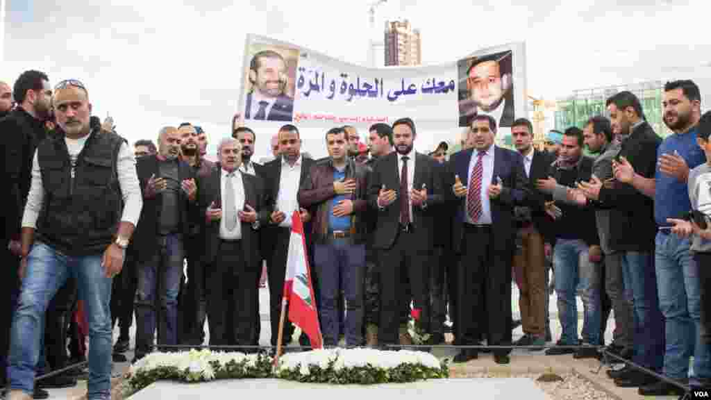 Pendukung Perdana Menteri Saad Hariri berdiri di depan makam ayah Hariri, Rafik di Beirut,&nbsp; Lebanon, 22 November 2017.