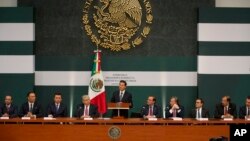 El presidente de México, Enrique Peña Nieto, y representantes de diversos sectores del país durante el anuncio del pacto para evitar alzas en los productos de primera necesidad.