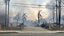 Foto yang diabadikan oleh EJ Soto ini menunjukkan pintu masuk ke pembangunan perumahan hancur sehingga keluarganya terpaksa mengungsi akibat kebakaran hutan, Rabu, 8 Januari 2024, di Altadena, Cali. (EJ Soto lewat AP)