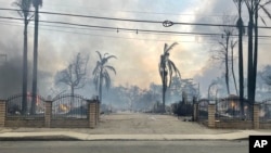 Foto yang diabadikan oleh EJ Soto ini menunjukkan pintu masuk ke pembangunan perumahan hancur sehingga keluarganya terpaksa mengungsi akibat kebakaran hutan, Rabu, 8 Januari 2024, di Altadena, Cali. (EJ Soto lewat AP)