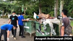 Tumpukan sampah yang dikutip relawan Clean The City di Lapangan Merdeka, Kota Medan, Sumatera Utara, Rabu, 1 Januari 2020. (Foto: Anugrah Andriansyah/VOA)