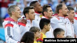 Alman Milli Takımı'nın başarılı oyuncusu Mesut Özil, milli maçlarda Alman Milli Marşı'nı söylememesiyle dikkat çeken oyunculardan biri. 