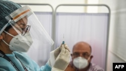 지난 9일 페루 리마의 한 병원 의료진이 중국 시노팜이 개발한 신종 코로나바이러스 백신 임상시험 참가자에게 백신을 접종하고 있다.