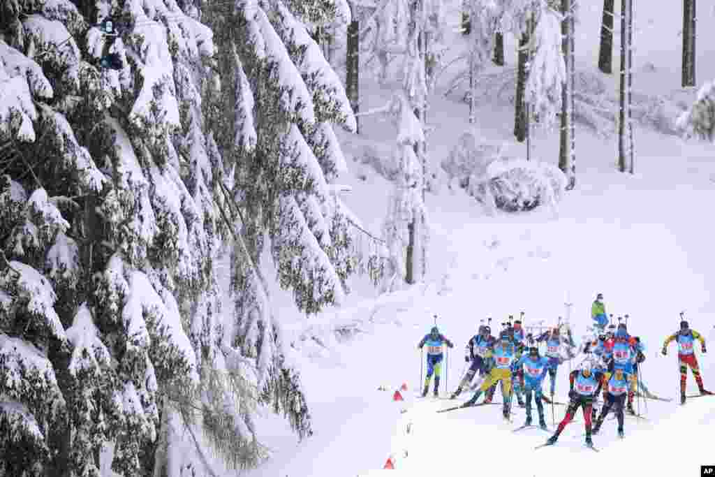 رقابت ورزشکاران در مسابقات جام جهانی &#171;ورزش دوگانه&#187; یا &#171;بیاتلون&#187; در آلمان. ورزشکاران این رشته، ‌باید در دوگانه اسکی صحرانوردی و تیراندازی با هم رقابت کنند