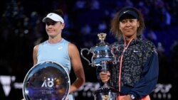 Jennifer Brady (esq) e a campeã Naomi Osaka (dir) com os troféus do Open da Austrália. Melbourne, Austrália, Fev. 20, 2021.