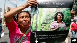 Berta Cáceres, líder indígena hondureña, asesinada en 2016 tras oponerse a la construcción de un proyecto hidroeléctrico sobre territorio nativo. 