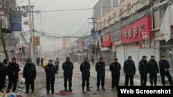 北京城乡接合部拆迁现场执勤的警察。（网络截图） 