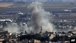 En esta foto tomada desde el lado turco de la frontera entre Turquía y Siria, en Ceylanpinar, provincia de Sanliurfa, en el sur de Turquía, se ve humo causado por bombardeos de fuerzas turcas el martes, 15 de octubre, de 2019.