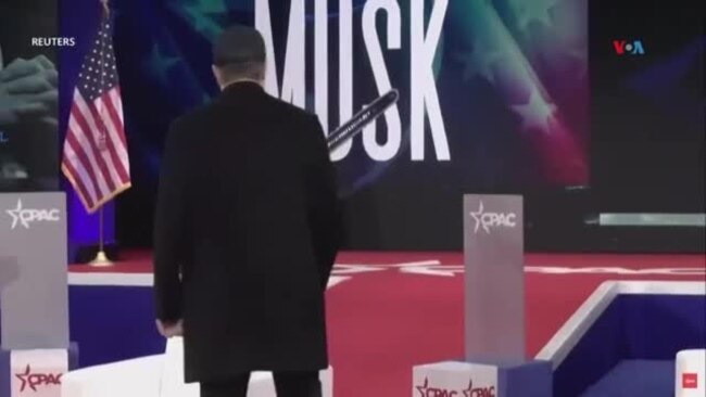 Argentino Milei regala motosierra a Elon Musk
