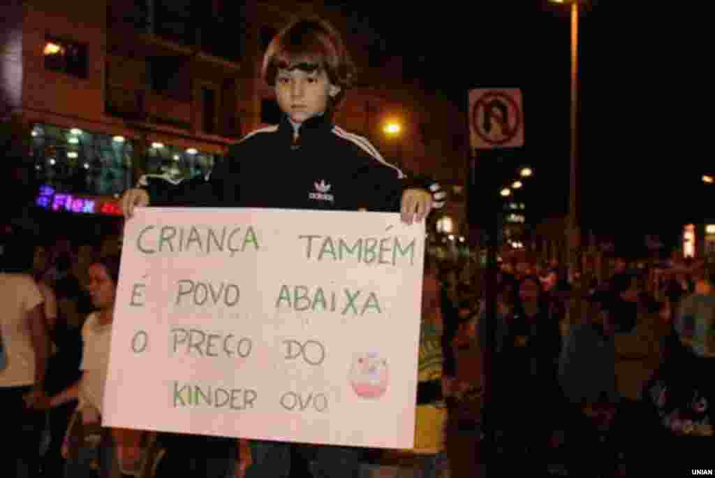 Garoto pedindo que abaixem o preço do Kinder Ovo